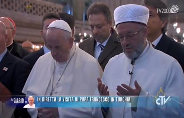 Bergoglio in adorazione alla moschea blu verso La Mecca, mentre l'imam salmeggia versetti coranici